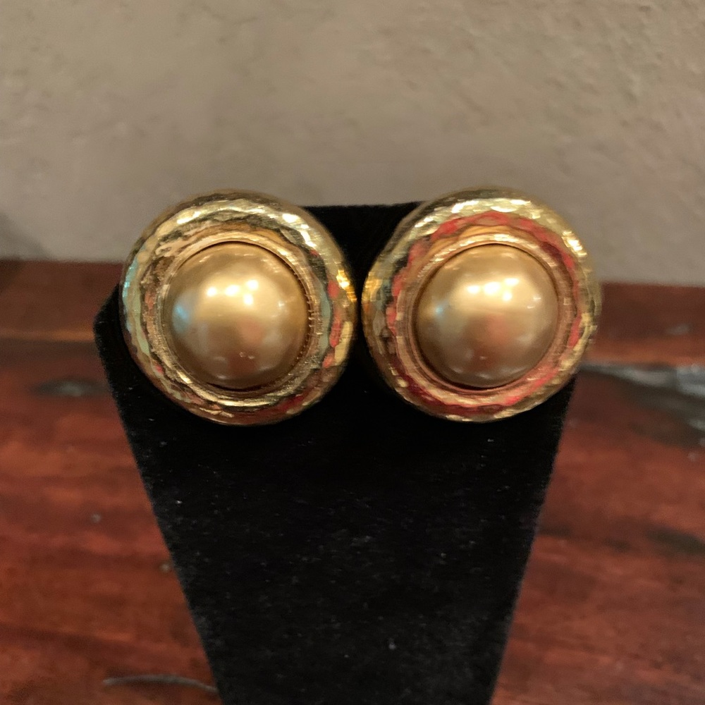 Carolee shiny gold clip on earrings. Good cond.